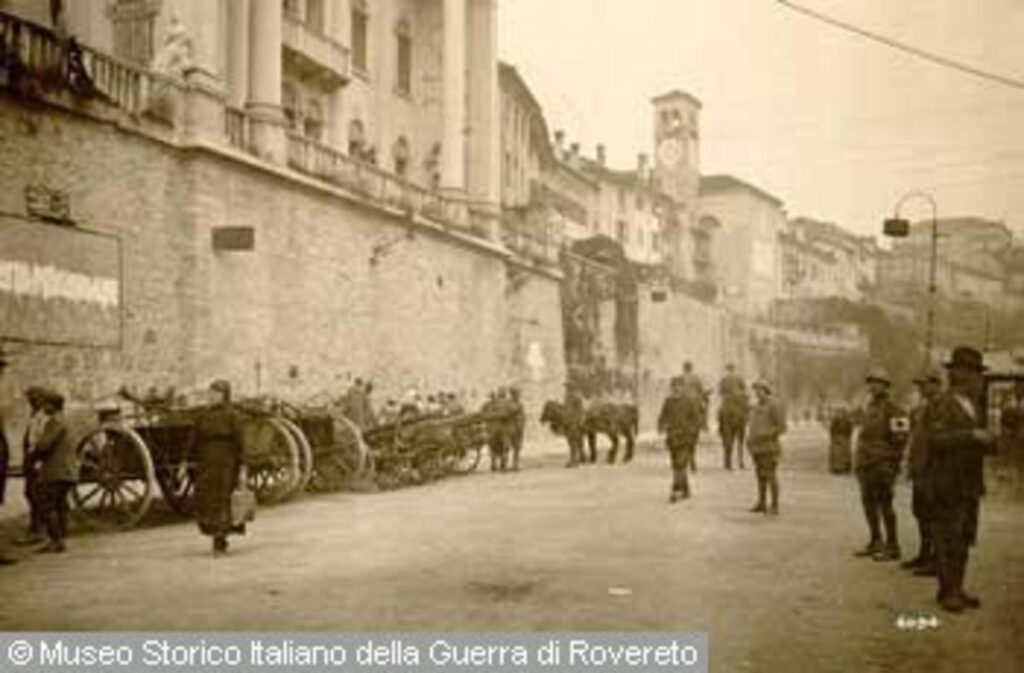 Le truppe austro-tedesche entrano a Feltre. Sin dai primi giorni di occupazione vengono registrati episodi di violenza.